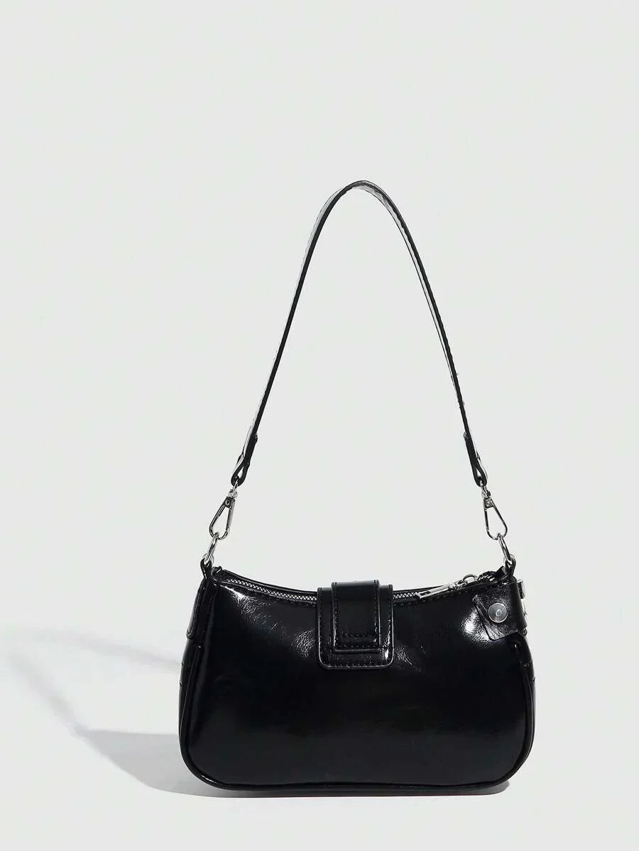 Sac à bandoulière avec chaine et motif en argenté noir vu de derriere