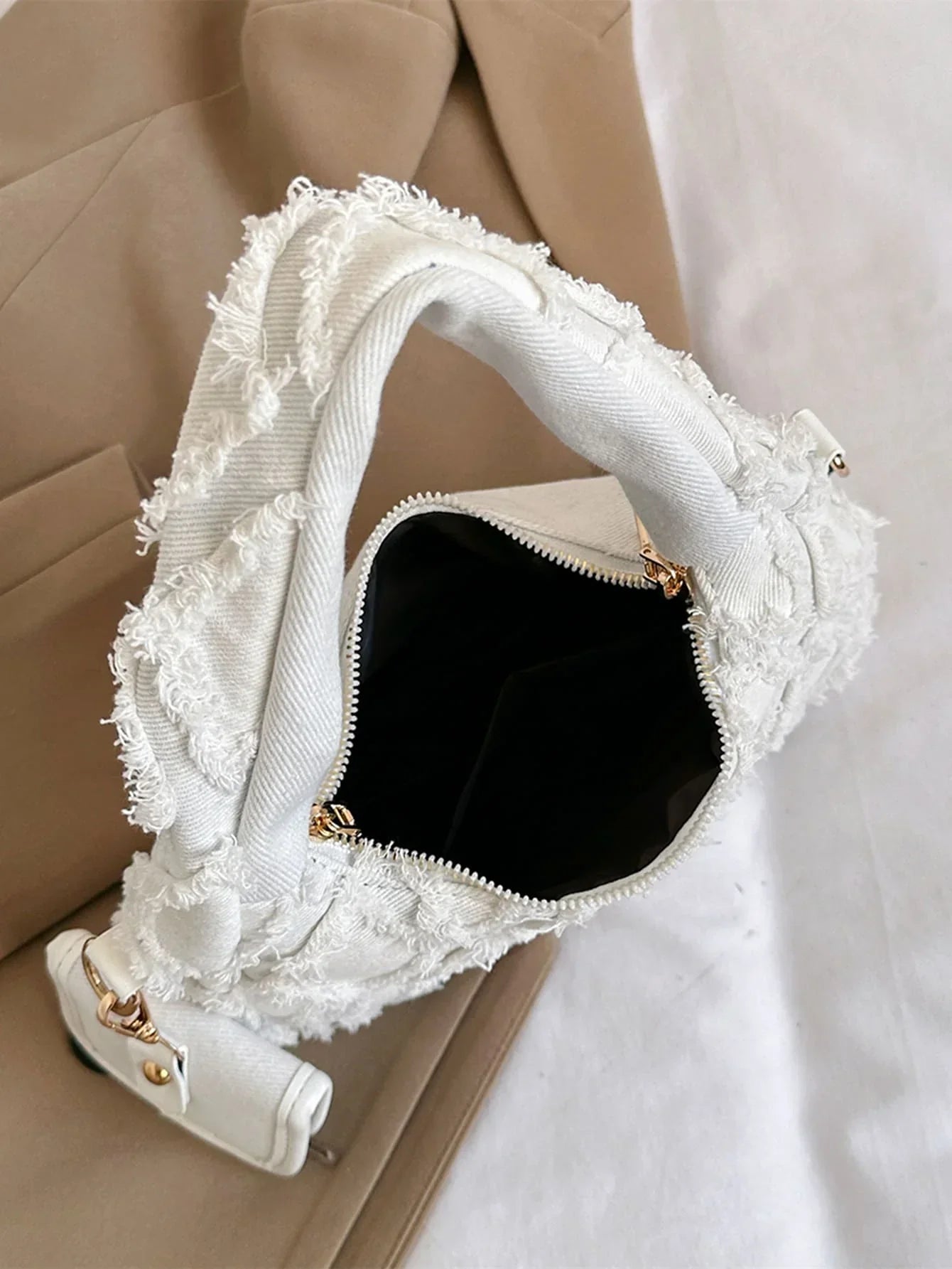 ouverture sac a main pose sur affaire style efilochee et brodee avec petite sacoche fermeture eclair